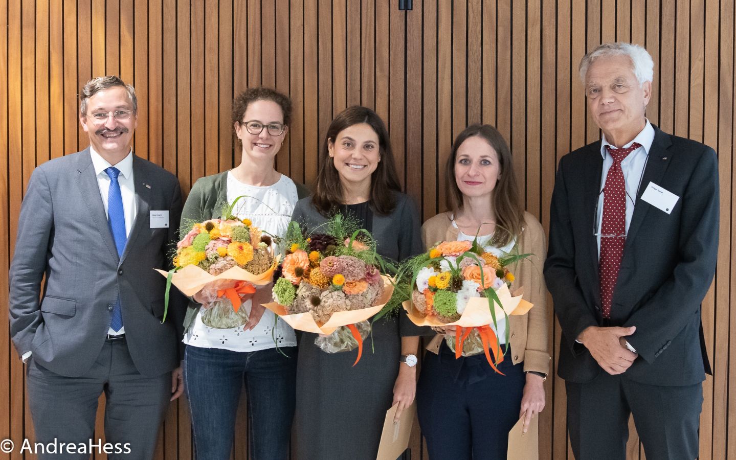 Vontobel-Preisträgerinnen Sarah Stricker, Burcu Demiray und Sarah Ziegler mit Rektor Prof. Michael Hengartner (links) und Prof. Giatgen Spinas (Vontobel-Stiftung, rechts). Nicht auf dem Bild: Preisträger Jonathan Rychen. (Foto: Andrea Hess)